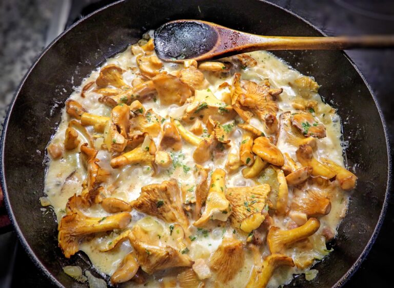 Lire la suite à propos de l’article Poêlée de girolles au poulet