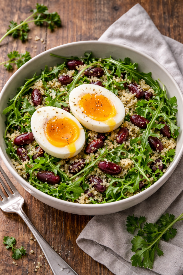 Lire la suite à propos de l’article Salade de quinoa, haricots rouges, roquette et œufs mollets