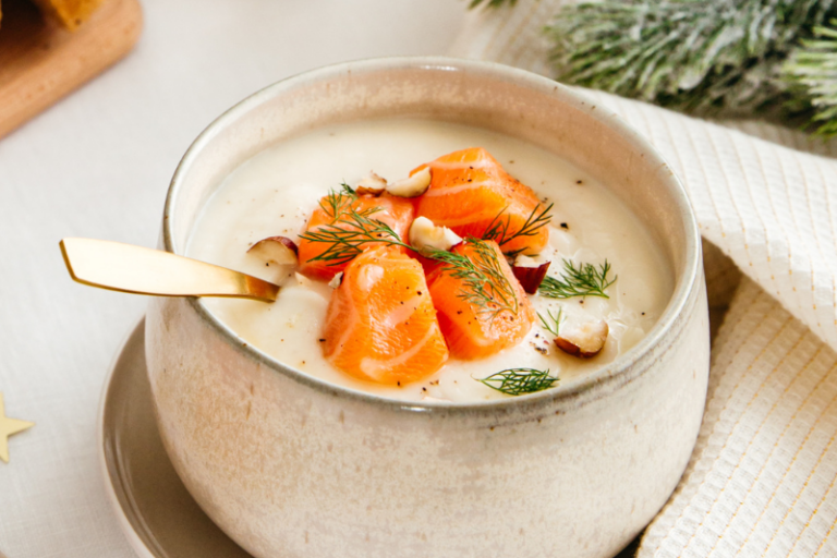 Lire la suite à propos de l’article Soupe de choucroute au raifort et thé citron-citronnelle, à la julienne de truite fumée de la Dombes