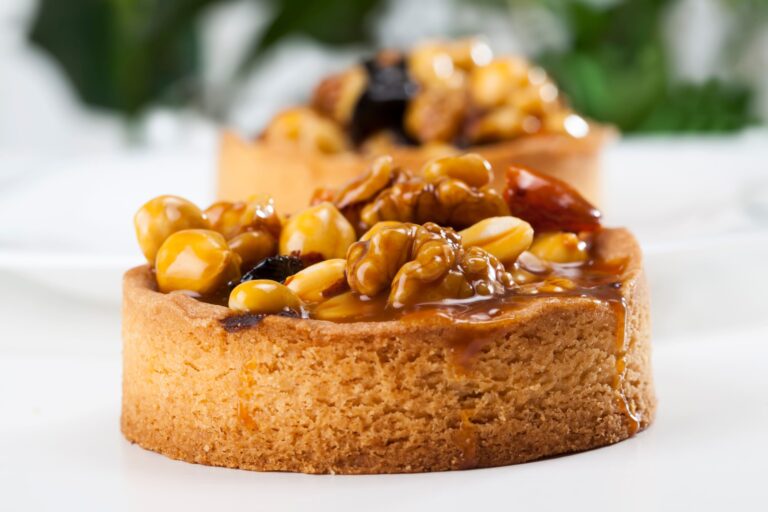 Lire la suite à propos de l’article Tarte à la semoule et cerneaux de noix caramélisés