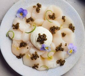 Carpaccio de coquilles Saint‑Jacques « Geule de bois » Kamélya et caviar