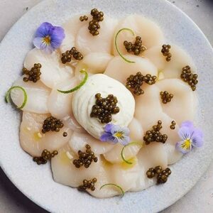 Carpaccio de coquilles Saint‑Jacques « Geule de bois » Kamélya et caviar