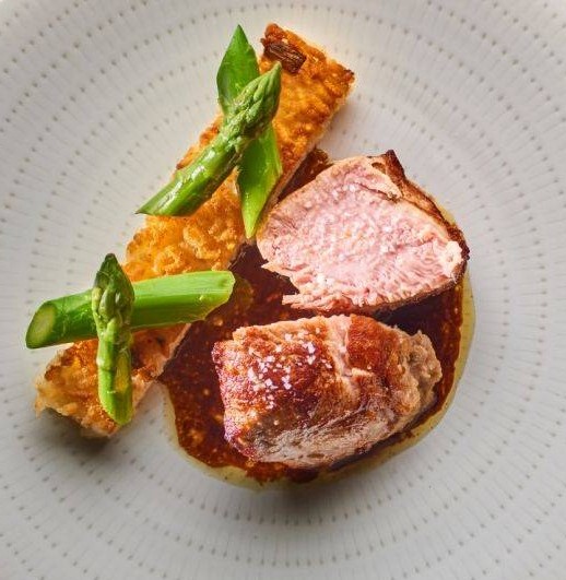 Lire la suite à propos de l’article Médaillon de veau au jus de thé vert sencha de Kamélya et asperges vertes