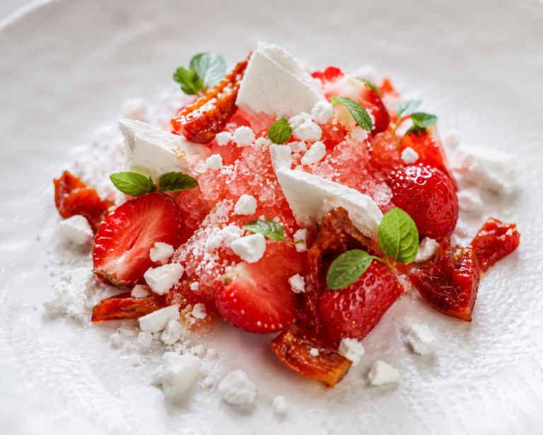 Lire la suite à propos de l’article Pétales de bœuf confites, fraises et granité « bien être » Kamélya.