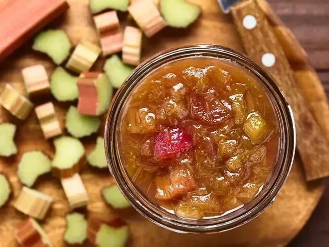 Lire la suite à propos de l’article Rhubarbe marinée à la suédoise