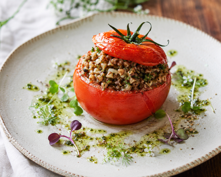 Lire la suite à propos de l’article Tomates farcies au sarrasin nourri de légumes.