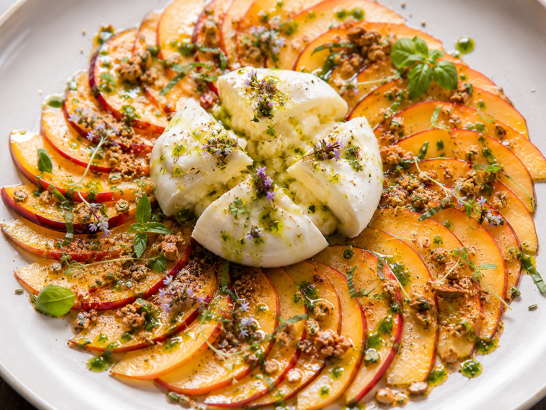 Lire la suite à propos de l’article Carpaccio surprise de brugnons burrata 