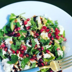 Grenade rôtie au miel, feta, pistaches et herbes fraîches.