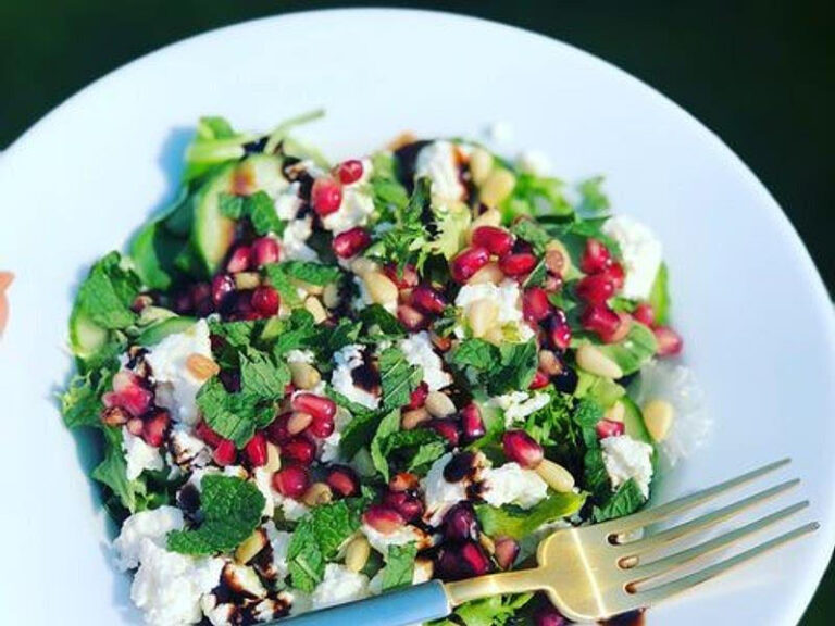 Lire la suite à propos de l’article Grenade rôtie au miel, feta, pistaches et herbes fraîches.